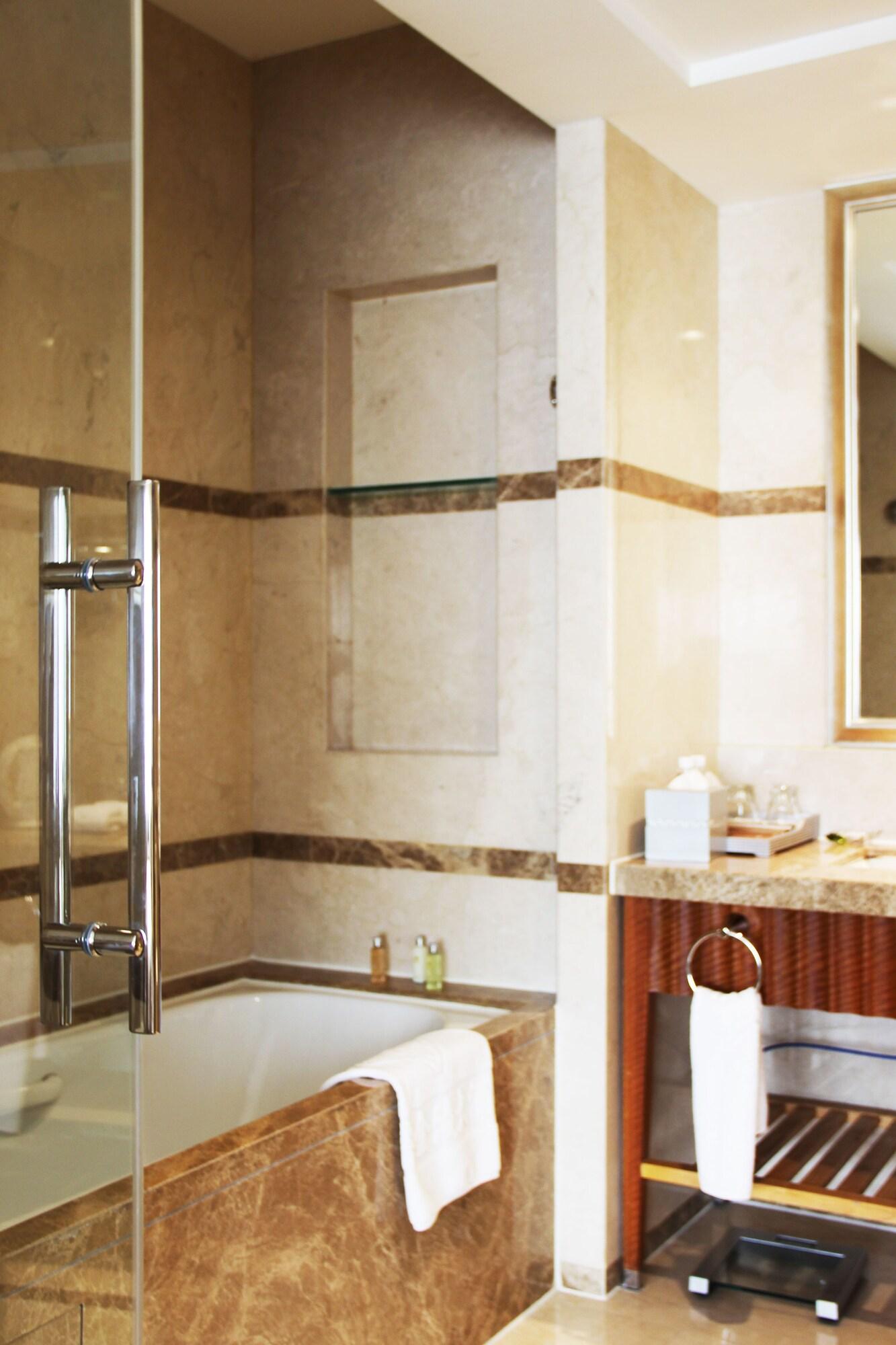 Glarun Jinling Hotel Нанкин Екстериор снимка