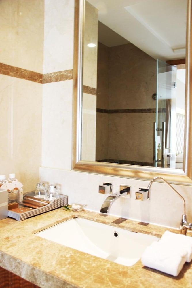 Glarun Jinling Hotel Нанкин Екстериор снимка
